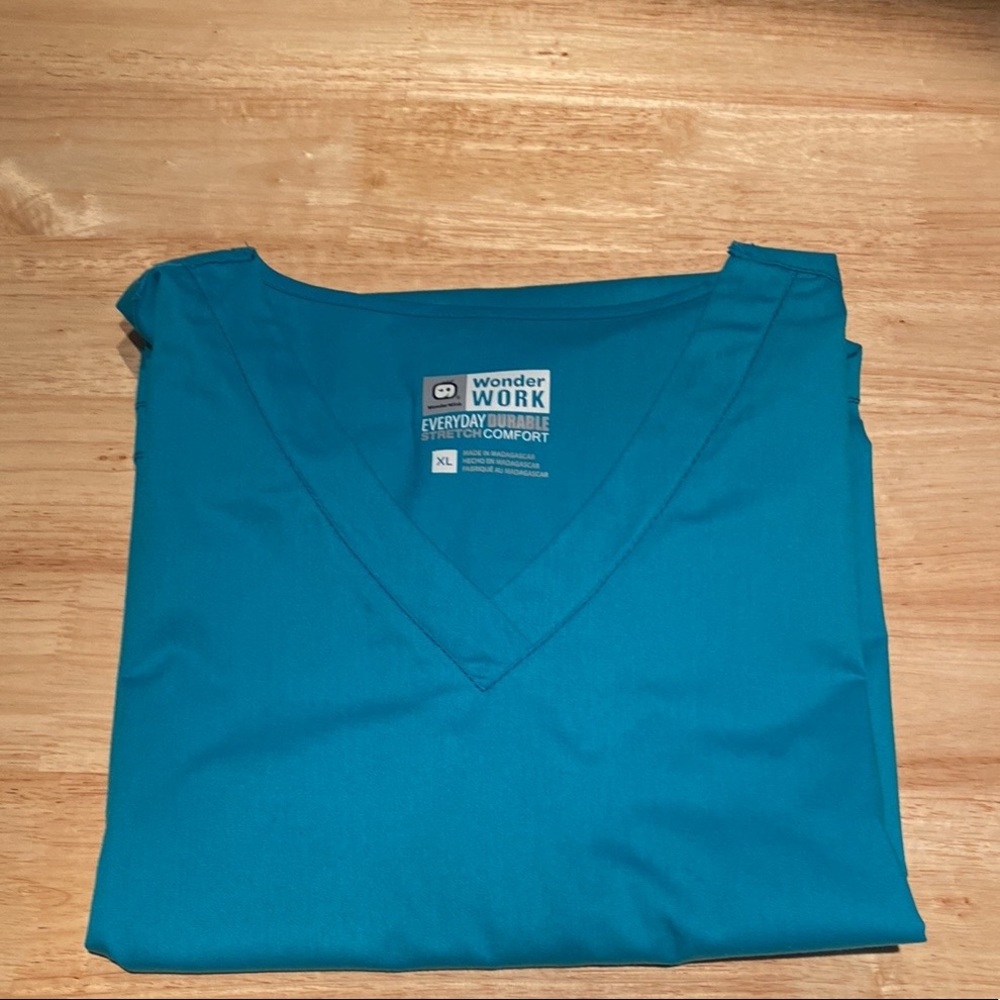 Wonder Wink Turquoise scrub top XL.